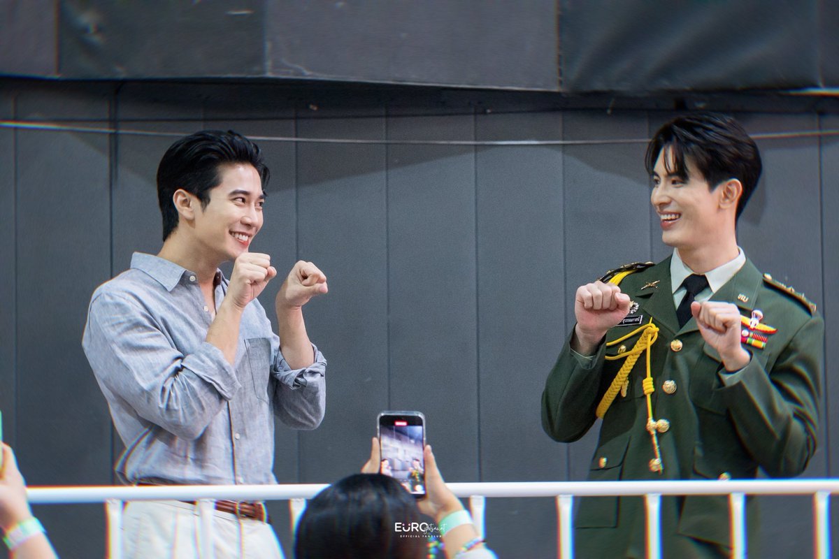 ในซีรี่ย์ตีกันบ้านแตก ขึ้นเสียงจนถึงว่าฟ้าจะถล่ม ตัวจริงเดินเต้นท่าแมวหวานรถอ้อยคว่ำ น้ำตาลหลบ น้ำผึ้งหลีก ชีวิตสาววายแขวนอยู่บนรถไฟเหาะ