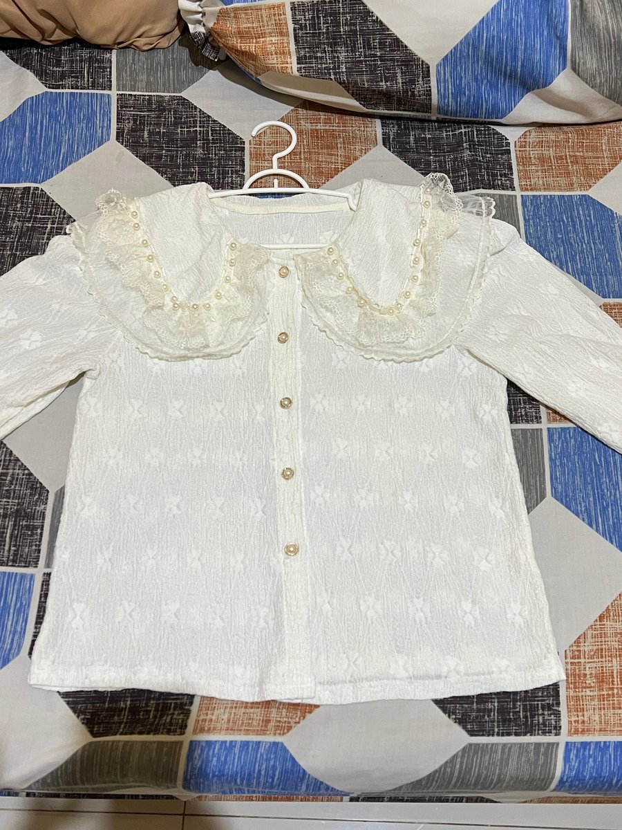 zxchan14's tweet photo. atasan blouse cantik ga tebel tp ga tipis jg trus ga bikin gerah sm gatel, baru dipake sekali 70.000 aja nego tipis (dijual gr gr BU) 
btw mutiaranya itu ga di lem ya tpi kek di jait gt jdi ga gampang lepas walopun masuk mesin cuci
bisa buat bukber dinner dll https://t.co/VX8VuFOTay