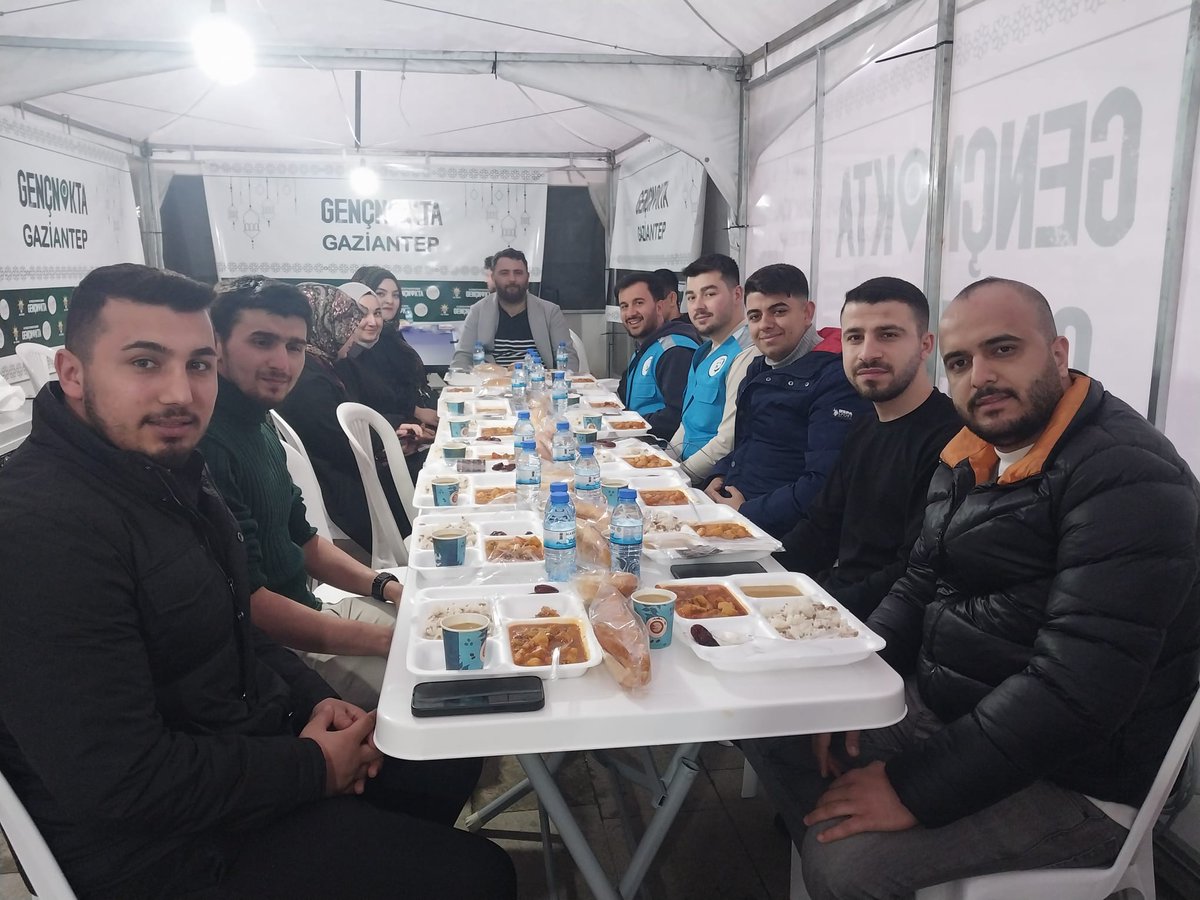 akgenclik27's tweet photo. 📍Gaziantep Üniversitesi GençNokta İftar Çadırı’nda bir aradayız 🙋🏻‍♂️

Ramazan’ın bereketini ve iftar sevincini hep birlikte paylaştık.

Gönüllerimiz de sofralarımız da daim birlik, beraberlik ve muhabbetle dolsun.

Rabbim tuttuğumuz oruçları kabul, dualarımızı makbul eylesin. 🌙

@avmustafadurmus