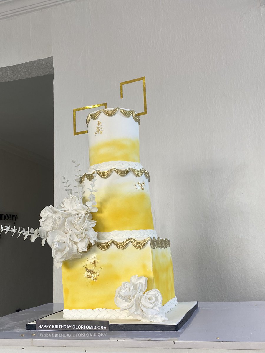 Delivered to Ojodu, Lagos ..
A 3 tiers birthday cake in fondant design .
Kindly bless this beauty with retweets 🙏🙏🙏🙏🙏
