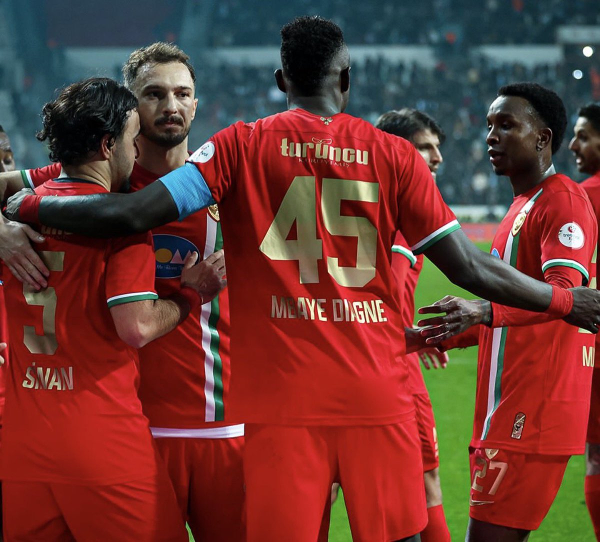 Büyük futbolcu olmak, lider futbolcu olmak tam da budur.

Herkesin umudunu yitirdiği anda sahneye çıkar, sorumluluğu omuzlarına alır; suskunluğu bozar, inancı yeniden yeşertir ve her şeyi baştan başlatır.

İşte büyük karakter Mbaye Diagne’nin açıklaması…

Herkese bize karşı