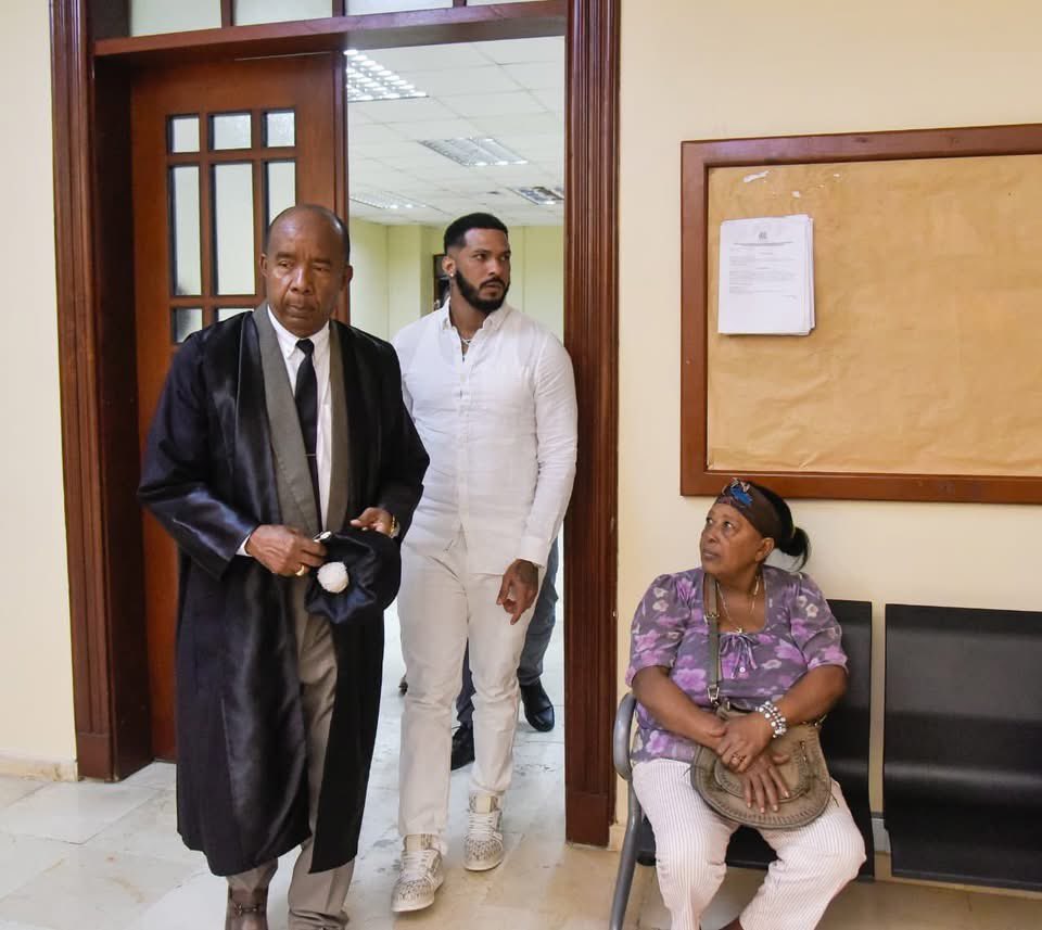 Informa <a href="/LuisBarettDD/">Luis Tomas Rae Barett</a>, que la primera audiencia del nuevo juicio de fondo que se le conoce a Wander Franco, fue aplazada para el dia 30 de Marzo.

La causa del aplazamiento fue la incomparecencia de los Testigos a cargo en el proceso, (los testigos del Ministerio Publico).