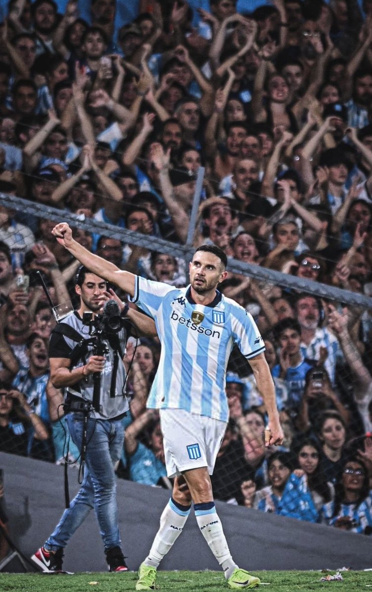 -Gol a Independiente.
-Goles a Boca
-Goles a San Lorenzo.
-Gol en Final de Sudamericana.
-Gol Final de Recopa.
-54 goles en 99 partidos.
Enserio piensan que R.CASTILLO por hacer 1 gol ya borra lo que hizo este muchachos? Hay cada uno,diciendo cada cosa…
El mejor “9” de América.