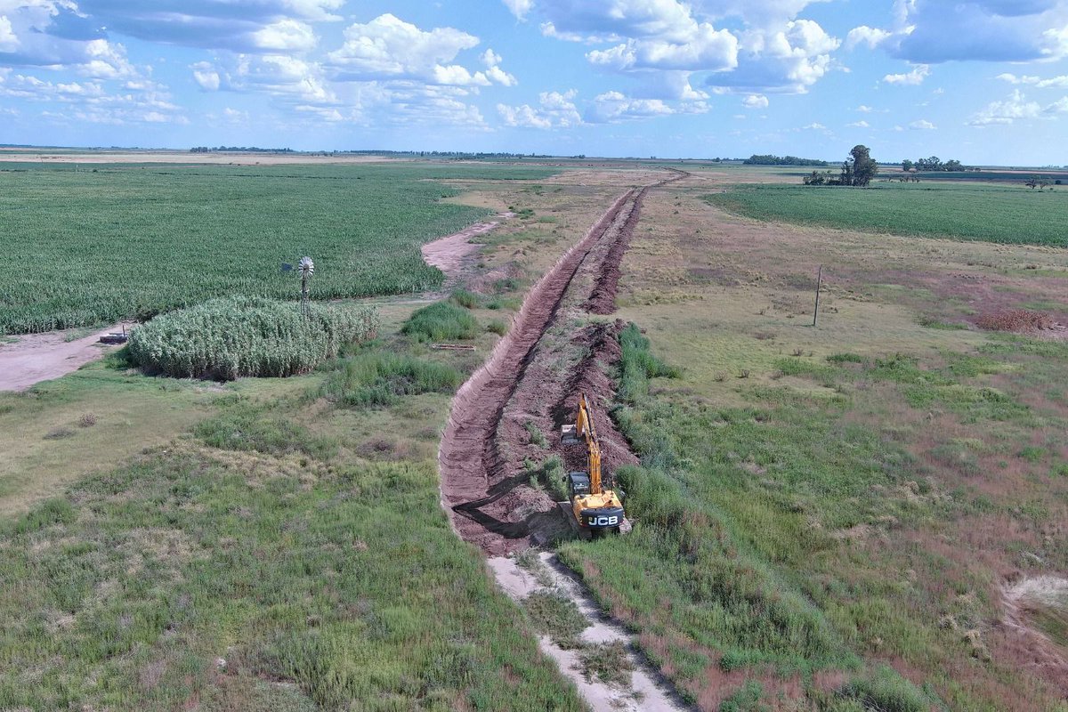 🌊🚧 LA CARLOTA FORTALECE SU DEFENSA HÍDRICA CON UN AVANCE DE MÁS DEL 40% 

✅Continuamos trabajando con una de las intervenciones hídricas más importantes del Dpto. Juárez Celman: la obra de protección contra inundaciones en La Carlota, con una inversión superior a $1.734