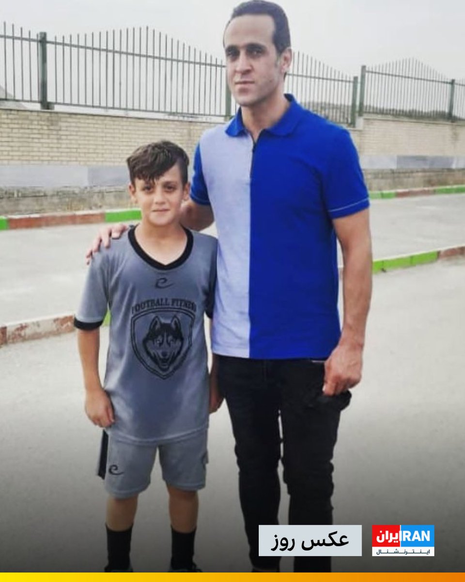 تصویری از دوران نونهالی جاویدنام ریبین مرادی در کنار علی کریمی، اسطوره فوتبال ایران، در شبکه‌های اجتماعی منتشر شده است.

جاویدنام ریبین مرادی، دانش‌آموز ۱۷ ساله و بازیکن تیم فوتبال نوجوانان سایپا، در جریان انقلاب ملی ایرانیان با شلیک مستقیم نیروهای سرکوب جمهوری اسلامی، از پشت هدف