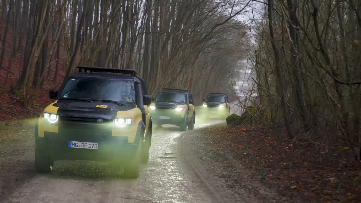 puntalproduc's tweet photo. Comenzamos #CCubicos412 con el reportaje de @FerGomezBlanco sobre la @LandRover Defender Trophy ⛰️, una experiencia muy aventurera con la que disfrutar de este todoterreno espectacular 👍.
@CCubicos @antena3com @RosaBellon https://t.co/kKIhEdH1Xt