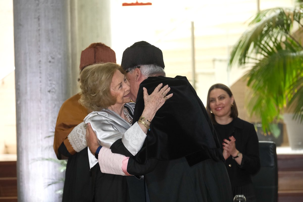 La Reina Sofía ha sido investida como Doctora Honoris Causa por la Universidad de Las Palmas de Gran Canaria, “en reconocimiento a su inquebrantable y extraordinario apoyo a iniciativas sociales, asistenciales y humanitarias, así como por su firme compromiso con la cultura, la