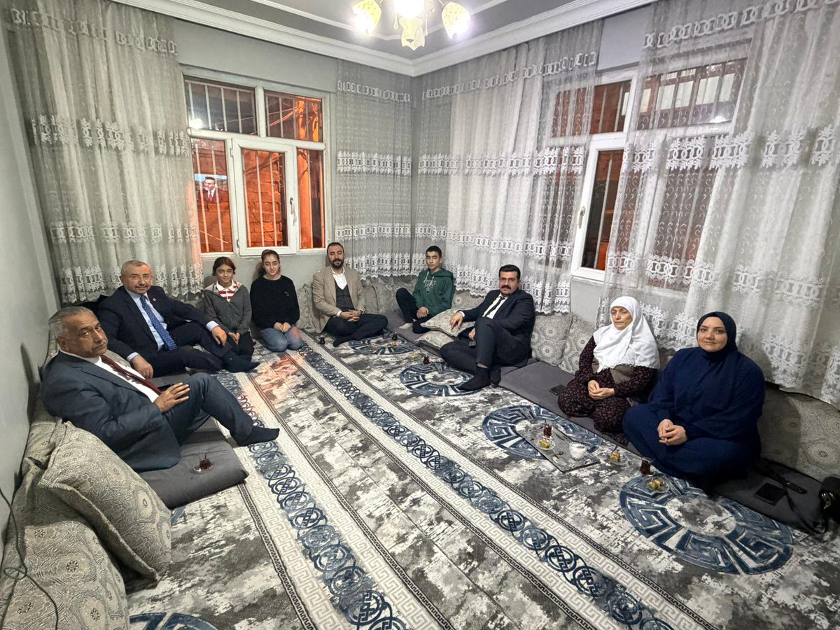 AkHaliliiye's tweet photo. İstanbul Milletvekili İsmail Erdem, İl Yönetim Kurulu Üyesi Ahmet Aslan, İlçe Başkan Yardımcılarımız Abdülkadir Kaya, Mustafa Güneş ve İlçe Teşkilat Üyelerimiz;

Depremde Etkilenen Hayriye Öztürk Ablamızın Gönül Sofrasına Misafir Olup İftarımızı Birlikte Yaptık. 

Sıcak Ev Sahipliğinden Dolayı Öztürk Ailesine Teşekkür Ederiz.

#MilletimizleNiyetimizBir #RamazandaŞanlıurfa #Ramazan #İftar #Sahur #MustafaBağmancı #Şanlıurfa #Ankara #Haliliye #Karaköprü #Eyyübiye 

@RTErdogan @abuyukgumus @bybekirbozdag @acarfaruka @AKGMTeskilat @hakanaksu058 @farukaytek @ensartopcu @bbismailerdem @milhamigunbegi @mbagmanci63 @Avkkaya @mstfagns1