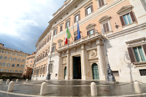 QSanit's tweet photo. #Milleproroghe. Scudo penale, #medici in corsia fino a 72 anni, deroga incompatibilità e ricetta elettronica. Ecco il testo in Aula alla Camera https://t.co/6a0vUiPy4t https://t.co/vDCVUvp8kB