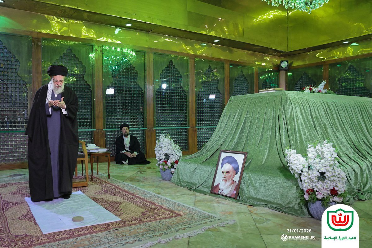 إن هددونا بالحرب فنحنُ أبناء عاشوراء 
وإن هددونا بالحصار فنحنُ أبناء رمضان 

#الإمامـالخميني 🤍