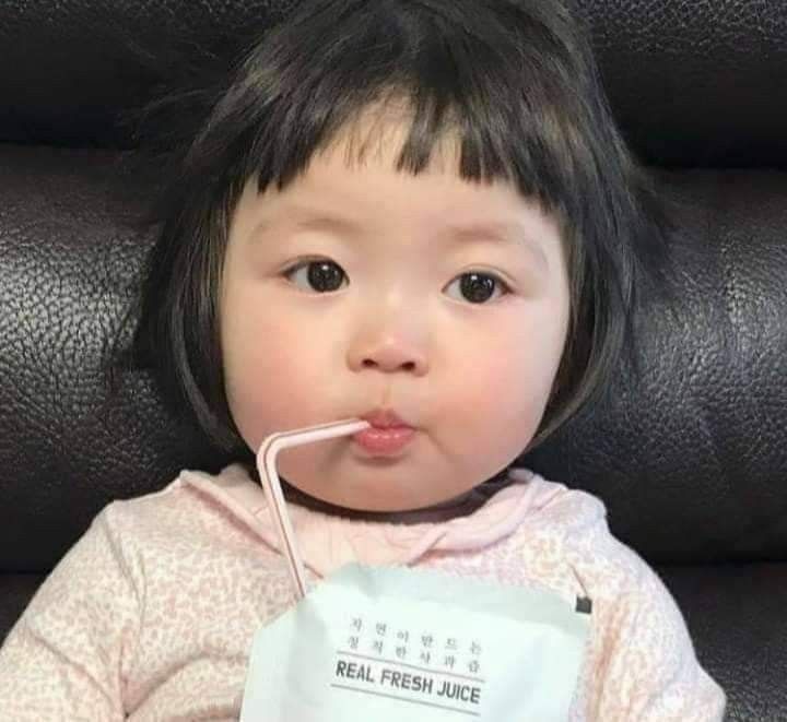 Yo, fingiendo que no escucho nada, cuando en realidad escucho todo, solo que no quiero hablar.