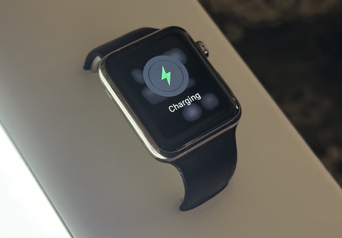 AppleDemoYT's tweet photo. Apple Watch (1st Generation) Demo running watchOS 1.0 Beta (12S507a). This watchOS build is exactly one version off from the final production 1.0. This Apple Watch was found in a bulk lot of smashed demos units, however was successfully repaired and is functional! #appleinternal https://t.co/tBTYa0xEQi