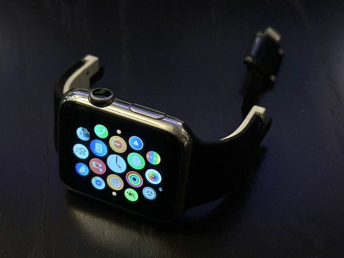 AppleDemoYT's tweet photo. Apple Watch (1st Generation) Demo running watchOS 1.0 Beta (12S507a). This watchOS build is exactly one version off from the final production 1.0. This Apple Watch was found in a bulk lot of smashed demos units, however was successfully repaired and is functional! #appleinternal https://t.co/tBTYa0xEQi