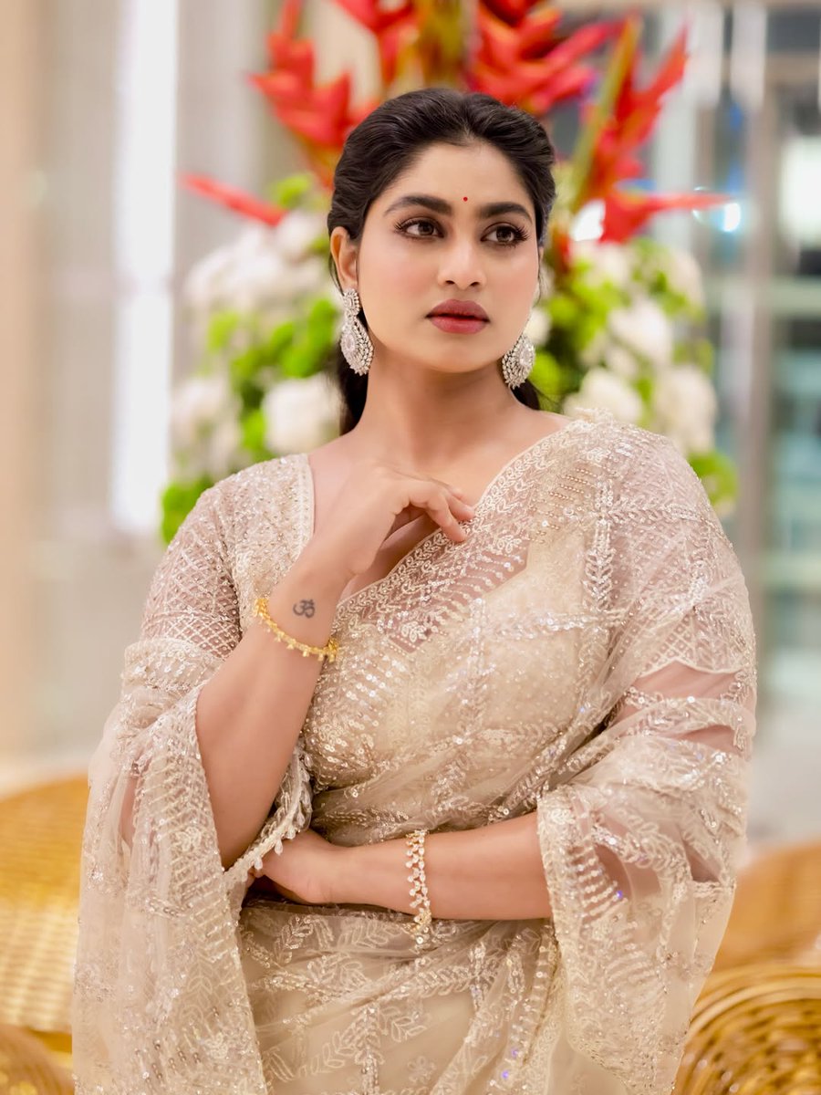 KollywoodCinima's tweet photo. Shivani Narayanan radiates bold confidence, stunning elegance, and captivating charm, effortlessly turning heads with her glamorous style and powerful screen presence β¨π₯
#ShivaniNarayanan #KollywoodCinima #KcGallery #Sai #Cinema #Heroine #Actress https://t.co/ZvUz5iKe3y