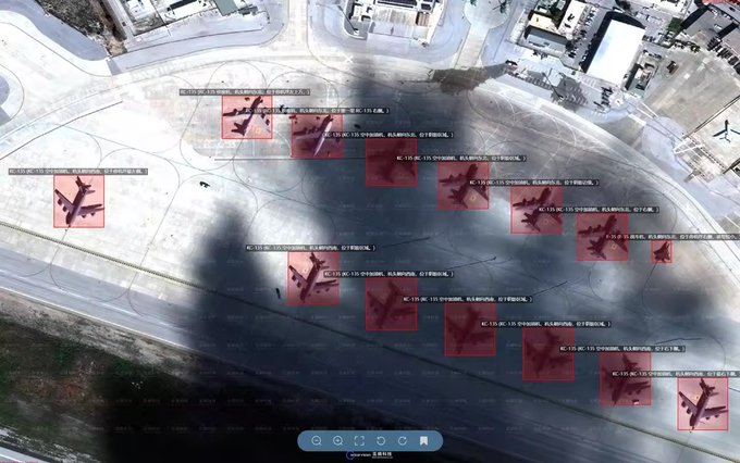 tekhabermerkezi's tweet image. 🔴 Yunanistan'ın Girit adasında bulunan Hanya Hava Üssü'nde ABD Ordusu'na ait 1 adet F-35 savaş uçağı, 11 adet KC-135 tanker uçağı ve 2 adet RC-135 sinyal istihbarat uçağı görüntülendi.

#Dusan #Iran #Charles #Tedesco #THM