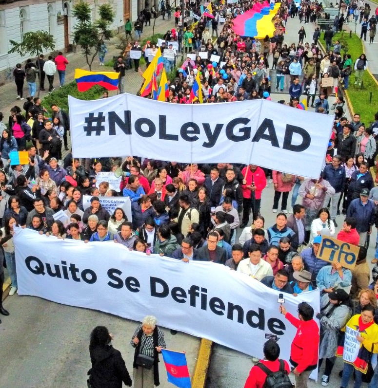 WladimirIzaE's tweet photo. No es modernización del Estado; es retroceso con lenguaje técnico. Cuando el ajuste recae sobre los más vulnerables, ya no es reforma: es regresión. 
Hoy veremos quién defiende a la gente y quién aplaude desde el palco del poder.
#NoLeyGad #NoboaNiHaceNiDejaHacer
@ValenCenteno https://t.co/7FkA3PGINM