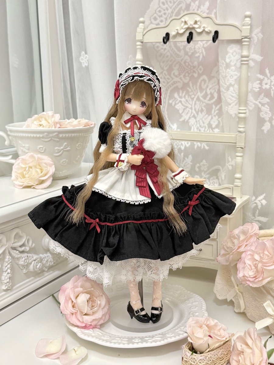 深いブラックに 赤いリボンのアクセント 甘さの奥にひそむ 少しだけ