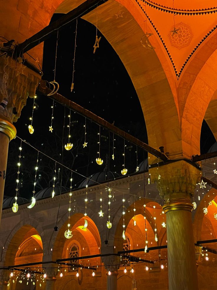 Sual: Namazın farzları olduğu gibi, orucun da farzları var mıdır?

Cevap: Orucun farzı üçtür. Bunlar:
1- Niyet etmek.
2- Niyeti, ilk ve son vakitleri arasında yapmak.
3- Fecr-i sâdık, yani tan yeri ağarmasından, güneşin batmasına kadar olan zaman içinde, orucu bozan şeylerden