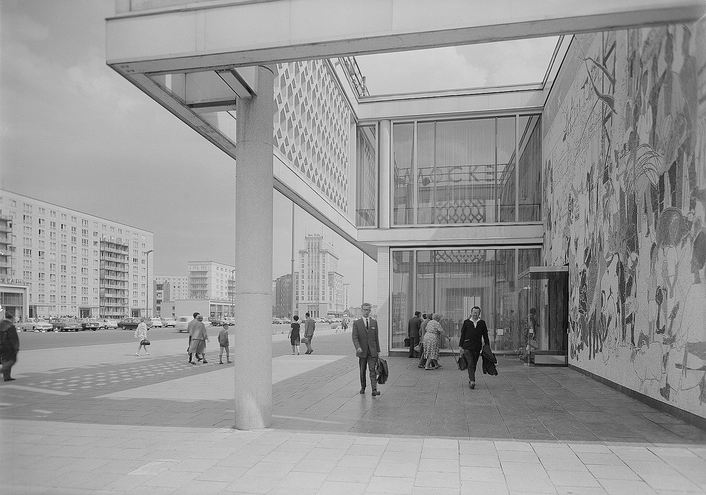 GDRvisuals's tweet photo. Cafe Moskau on Karl-Marx-Allee, East Berlin, 1970. https://t.co/330edbMEK2