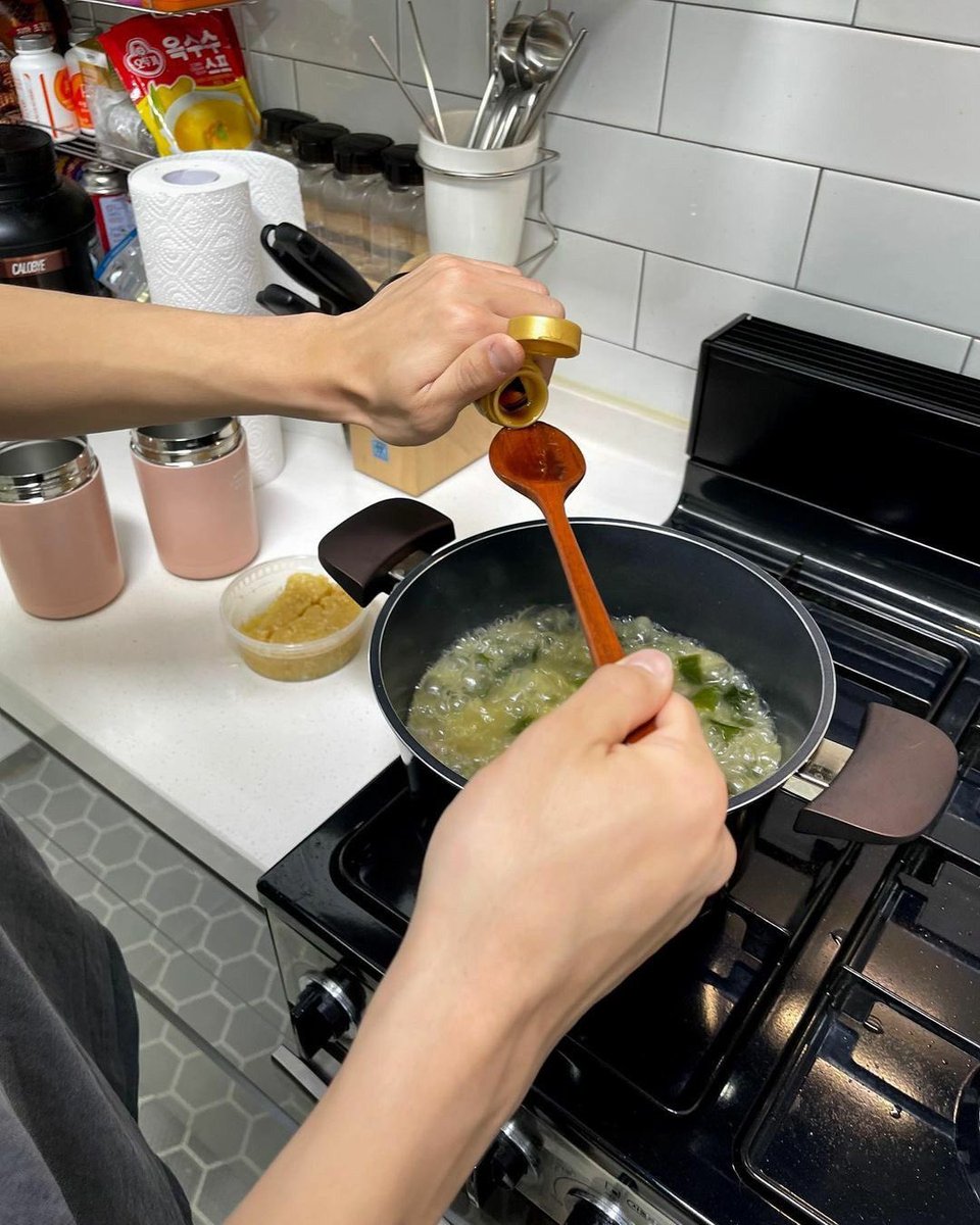 ⠀
เขาไม่เคยคิดจะเข้าครัว แต่เพราะช่วงนี้มีคนเอาแต่ให้คำตอบว่ายังไม่ได้กินข้าว จึงได้ลองเสี่ยงบ้านไหม้ดูสักตั้ง

“จะให้ไปรับกี่โมง”

กรอกเสียงผ่านสปีคเกอร์โฟนเนือยเนิบ อย่างน้อยที่สุดแผลที่อาจจะได้ในวันนี้ ก็ไม่มาจากการต่อยตีก็แล้วกัน

 #ไอราวัณทัก
⠀