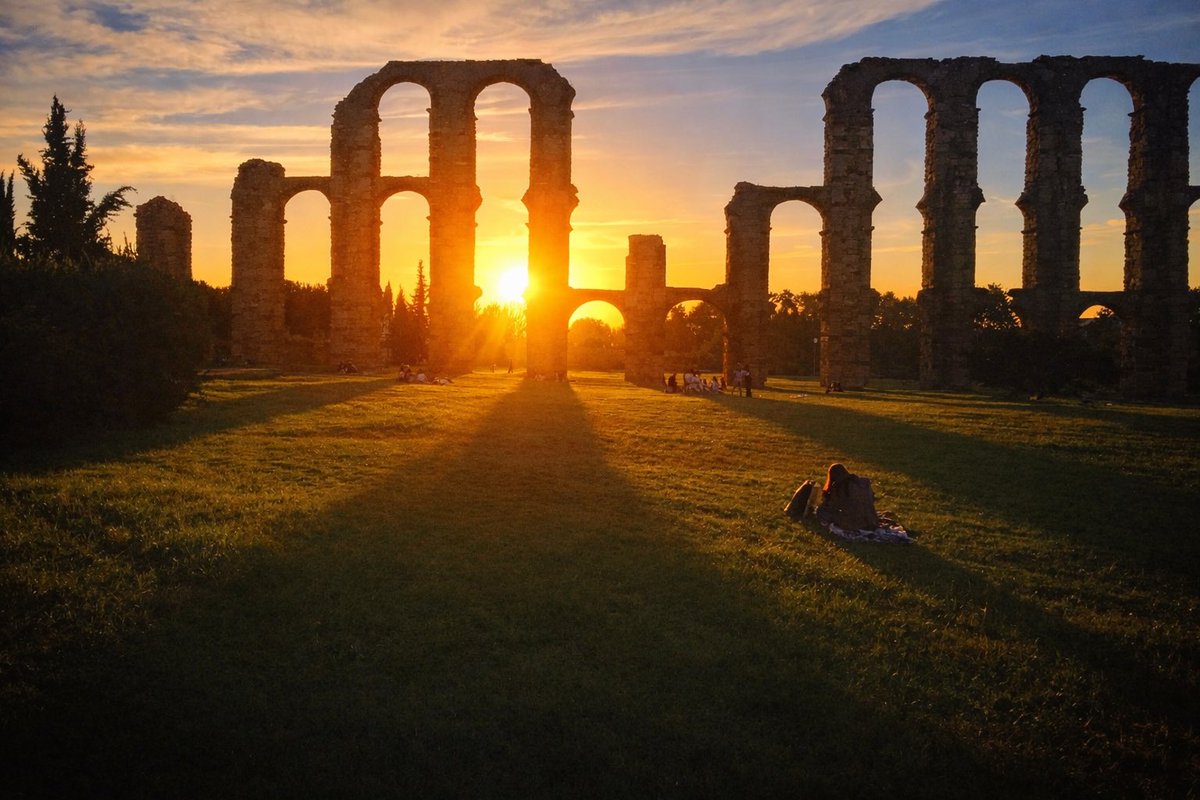 No hay nada más mágico en el Mundo que una puesta de sol frente al Acueducto de los Milagros en Mérida <a href="/ayto_merida/">Ayuntamiento de Mérida</a> <a href="/extremadura_tur/">Extremadura Turismo</a> <a href="/Turismo_Merida_/">Turismo Mérida</a> <a href="/GrupoCPHE/">Ciudades Patrimonio</a> <a href="/pueblosmagicos/">Pueblos Mágicos de España</a> <a href="/spain/">Spain</a>