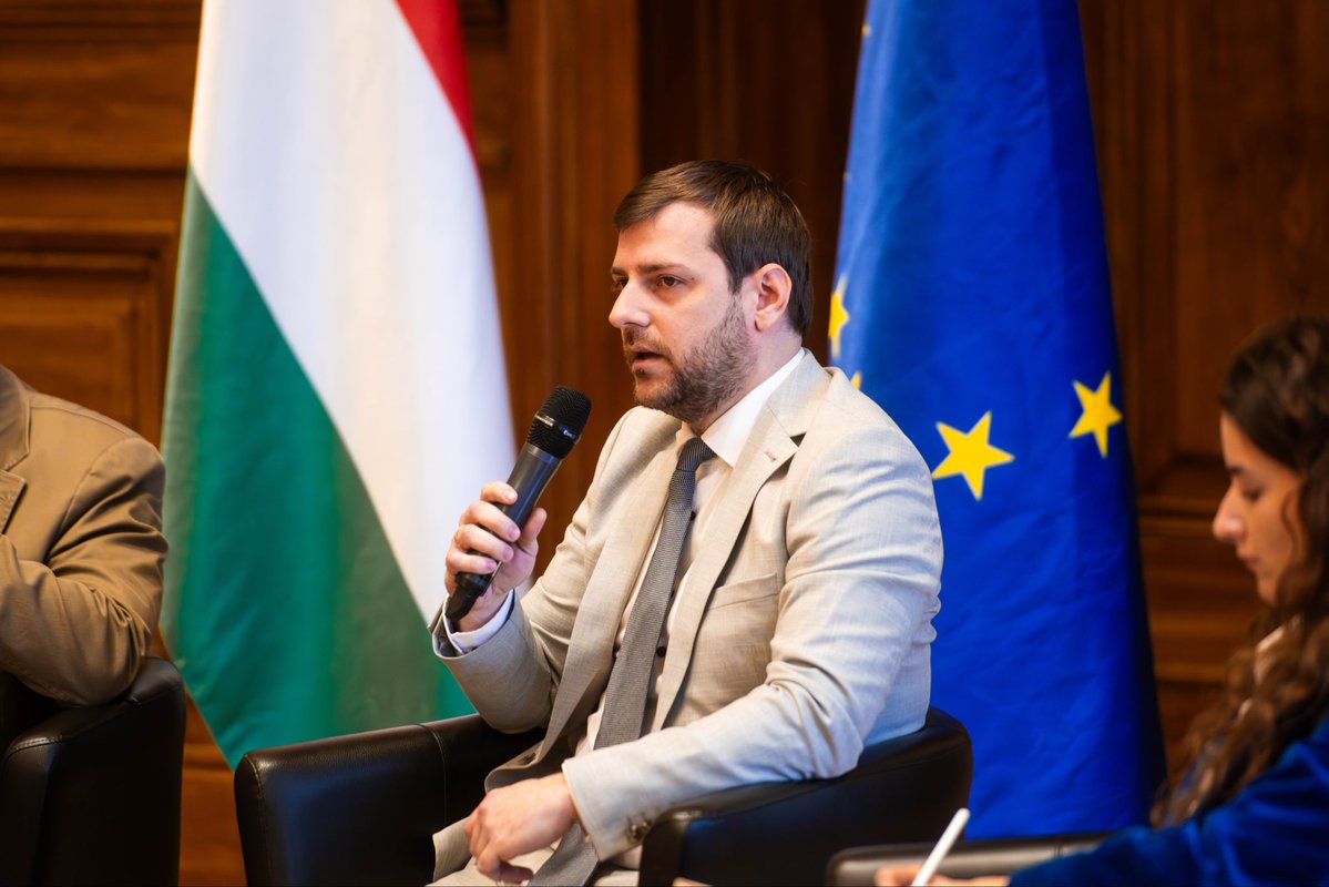 uni_nke's tweet image. ⚡🇺🇦 The Energy Frontline of the War

At Ludovika, experts discussed how energy security can be maintained during wartime and Hungary’s role in ensuring stable, strategic supply.

#LUPS #EnergySecurity #Geopolitics #Hungary