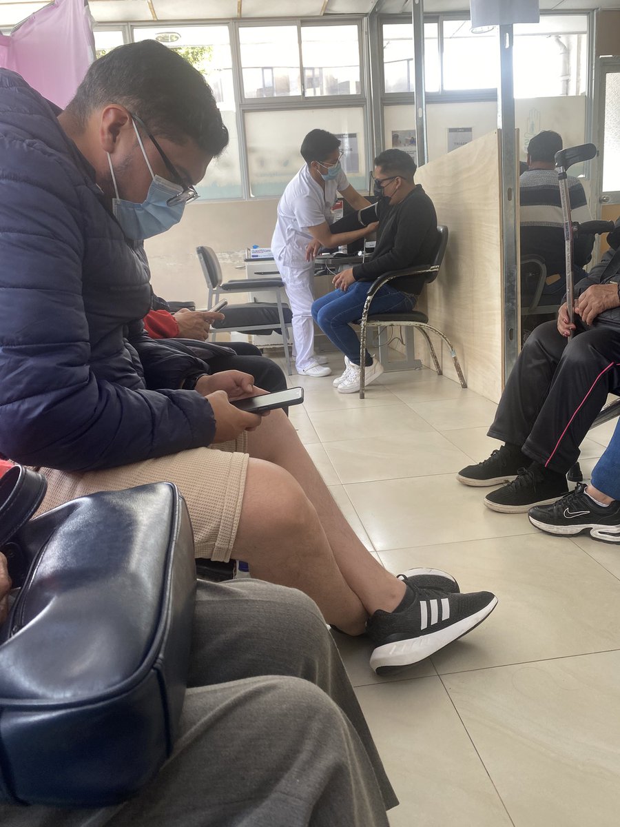 CrudoEcuador11's tweet photo. #Hcam #Quito triaje licenciado que no conoce lo que es una emergencia o una atención prioritaria. Hoy deberían hacer sus visitas sorpresas y ver la incapacidad de los profesionales que contratan. https://t.co/Xkca752Pgg