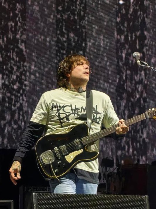 nixinhasmustdie's tweet image. RT @ierobissexual: como pode um homem tão pequeno ser tão gostoso