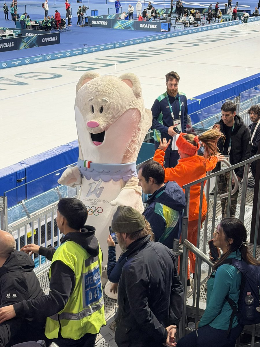 まって、スピードスケート観戦に来たら、ティナが着ぐるみで出てきたんだけどwww
めっちゃ踊ってる。まさか会場に本物が現れるとは。すごい😂
でも、まさかの会えてよかったー！！！
（そしてオランダの女性に、ティナの写真送って！とせがまれ、送ってあげた笑）