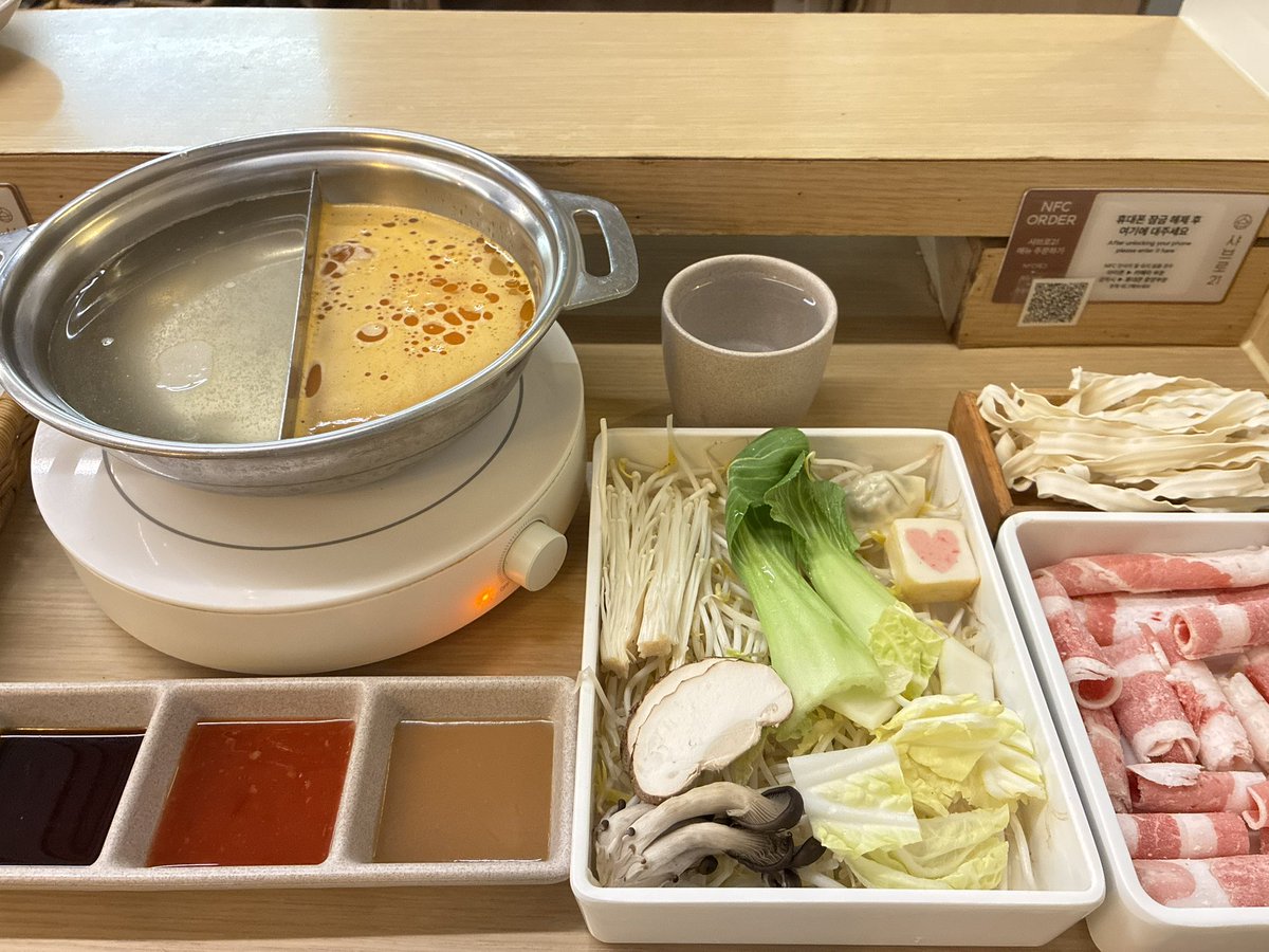 ac11020504's tweet photo. 弘大のひとりしゃぶしゃぶのお店🍲

私は延南洞側に行ったけど反対口にもある！麻辣のスープが美味しいし1人ご飯にぴったりだった〜！！

[NAVER マップ]
しゃぶ路21ヨンナム
ソウル特別市 麻浦区 東橋洞 153-5
https://t.co/dhotOCtOwm https://t.co/ze1qHSuy2X