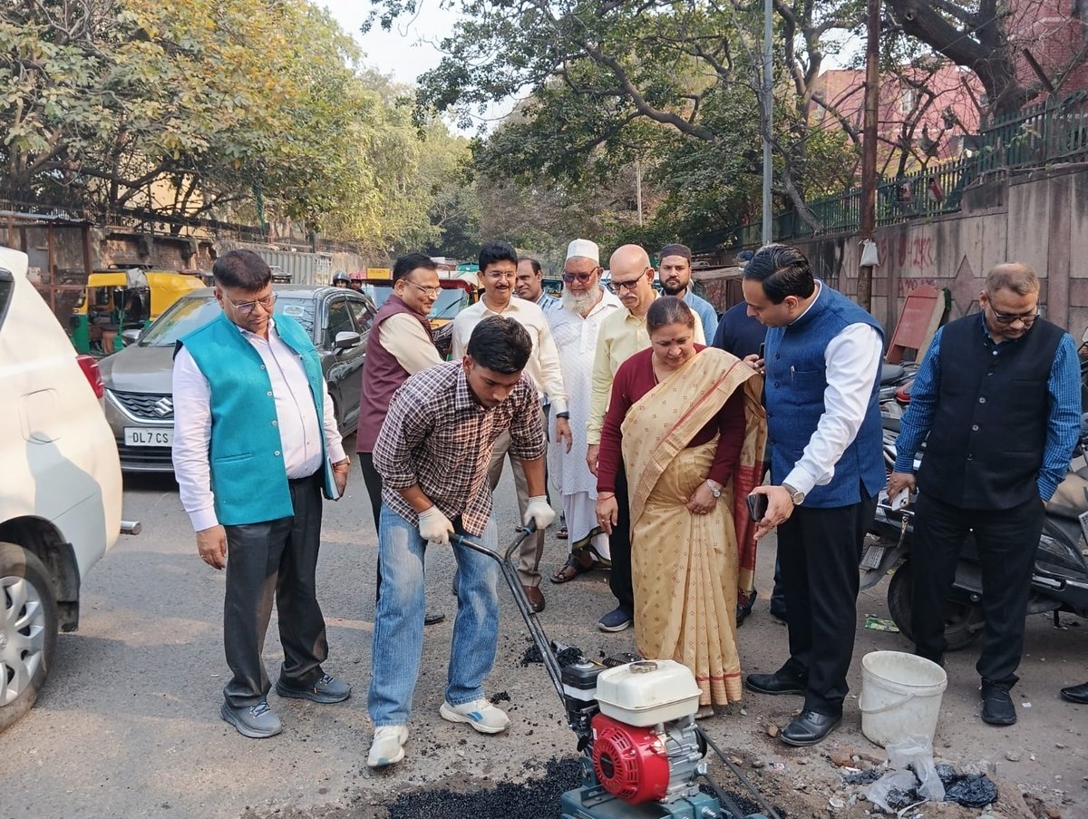CSIRCRRI's tweet photo. #ECOFIX Pothole repair Technology, developed by @CSIRCRRI demonstrated in front of MCD Civic Centre, attended by Mrs.Satya Sharma, Chairperson Standing Committee, MCD with Engineer in Chief and Chief Engineers @MCD_Delhi
#SteelSlag
#SustainableRoads https://t.co/pMwWhSoJVm