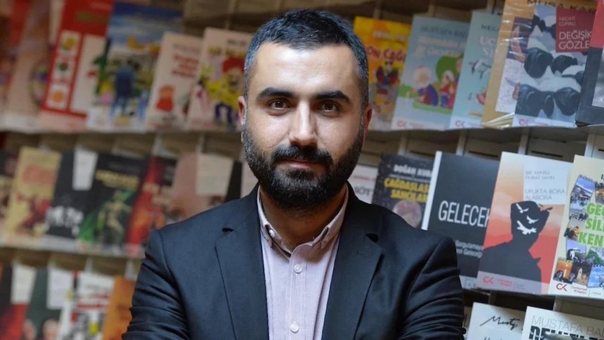 Gazeteci Alican Uludağ gazetecilik görevini yaparken tutuklandı. Maalesef şaşırmadık. Bu ülkede muhalif ve gerçekleri duyuran gazetecilerin baskı görmesi, tutuklanması ve cezaevine atılması artık normalimiz oldu. Ama susturamayacaklar !!! 
#AlicanUludağ #GazetecilikSuçDeğildir