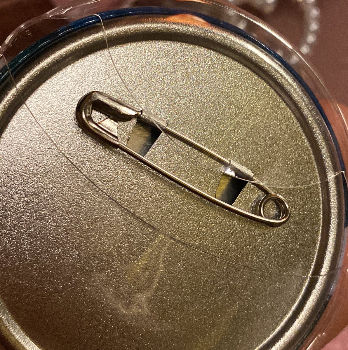 森の星空カフェの缶バで痛バ組もうとしたら一個アンピンの向きが逆になってるのがあった😭😭😭😭😭😭そんな事ある？？もうレシートもないしだいぶ時間経ってるしランダムだから問い合わせても無理？😭😭😭😭😭悲しい😭😭😭😭