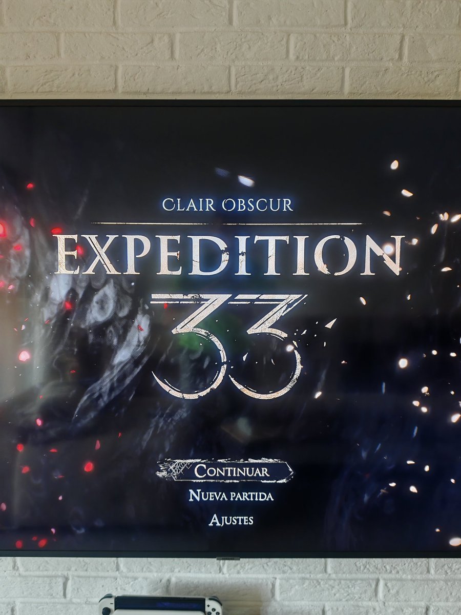 Siempre que pongo el juego me quedo un rato en esta pantalla solo para escuchar la BSO. No sé si se ha hecho algo parecido en la historia de los videojuegos, pero es una absoluta burrada #Expedition33