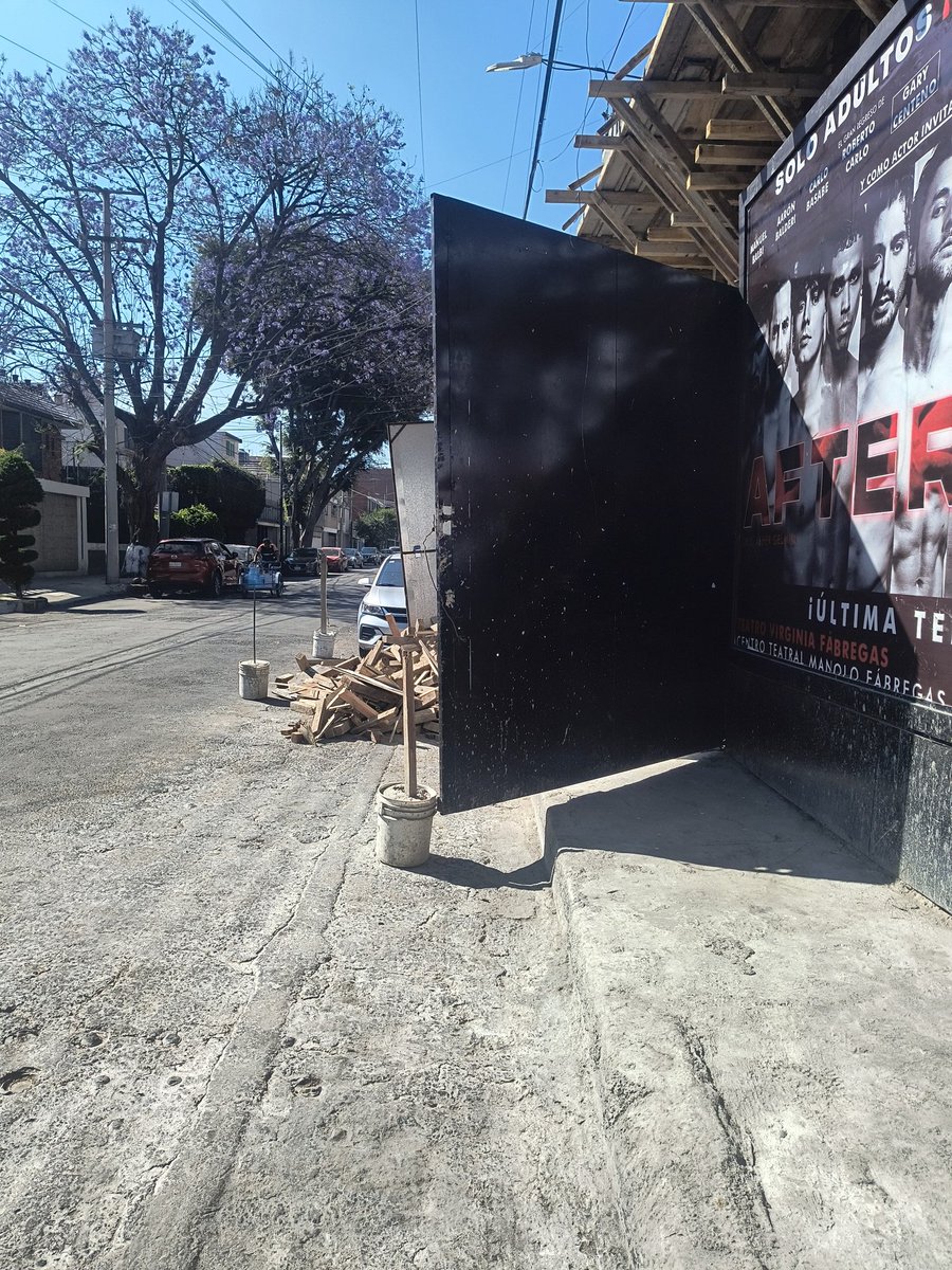 Que la banqueta es suya y le vale madres el peatón
López cotilla y Matías romero 
<a href="/UCS_GCDMX/">Unidad de Contacto del Secretario SSC CDMX</a> <a href="/AccionesBJ/">Acciones BJ</a>