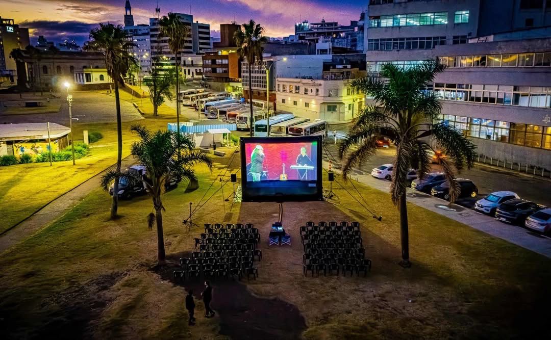 PatriciaSoria_'s tweet photo. 🎬✨Emoción a cielo abierto de @fedelemos26 recorre los barrios!
La película sobre el @teatrodeverano llega a plazas y parques acercando nuestra cultura, historia e identidad
📍 Hoy Plaza Liber Seregni
📍 25/2 Patio Andaluz Parque Rodó
📍 26/2 Parque Mauá
🕣 20.30 h
El B nos une! https://t.co/iBykXSUSTS