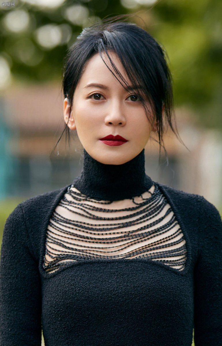 在普世价值里，人应当是目的，而非手段。

但在过去很长一段时间里，女性往往被视为家庭的手段、生育的手段、甚至政治博弈的纽带（如联姻）。

吴仪的伟大之处在于： 她证明了女性可以作为国家意志的承载者，在最刚硬的领域完成自我实现，而不必借由妻职或母职来获得合法性。

俞飞鸿的动人之点在于：