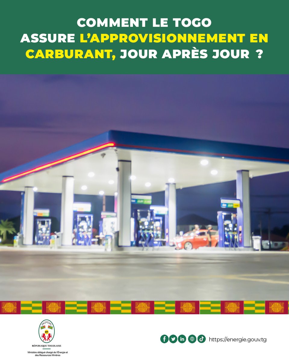 mineenergie_tg's tweet photo. ⛽ 𝐂𝐨𝐦𝐦𝐞𝐧𝐭 𝐥𝐞 𝐓𝐨𝐠𝐨 𝐚𝐬𝐬𝐮𝐫𝐞 𝐥’𝐚𝐩𝐩𝐫𝐨𝐯𝐢𝐬𝐢𝐨𝐧𝐧𝐞𝐦𝐞𝐧𝐭 𝐞𝐧 𝐜𝐚𝐫𝐛𝐮𝐫𝐚𝐧𝐭, 𝐣𝐨𝐮𝐫 𝐚𝐩𝐫𝐞̀𝐬 𝐣𝐨𝐮𝐫 ?

Derrière chaque plein de carburant, une organisation rigoureuse veille quotidiennement sur la mobilité des Togolais.

Cette mission stratégique est pilotée par le Secrétariat du Comité de Suivi des Fluctuations des Prix des Produits Pétroliers (CSFPPP). Il veille en permanence à la satisfaction de la demande nationale, pendant que la Direction des Hydrocarbures s’occupe de la sécurité des approvisionnements sur l'ensemble du territoire.

Voici les piliers de cette logistique vitale pour l’économie :

✔️ le Togo importe la totalité de ses produits pétroliers, avec un approvisionnement qui a atteint 765 ktep en 2022. « Ktep » signifie kilotonne équivalent pétrole.

✔️ Le Ministère Délégué Chargé de l’Énergie et des Ressources Minières délivre les autorisations de construction et d’exploitations des stations-service, et assure la sécurité de leurs exploitations, ainsi que la qualité des produits à travers des inspections périodiques de la Direction des Hydrocarbures.

✔️ environ 67 % du carburant importé est destiné au secteur des transports, tandis que le reste est utilisé pour soutenir la production nationale d'électricité par les centrales thermiques.

✔️ pour protéger le pouvoir d'achat des ménages face à la volatilité des cours internationaux, l'État a mis en place un mécanisme subventionné de fixation des prix des produits pétroliers.

Pour garantir l’équité, sur la chaîne d'approvisionnement, chaque citoyen, qu'il soit à Lomé ou à l’intérieur du pays ; dans une zone urbaine ou rurale, le prix du Litre est uniforme, grâce au système d’ajustement du prix du transport appelé péréquation.

#Carburant #HydrocarburesTogo #approvisionnement #MinesetEnergie #Developpement #Togo

@GouvTg