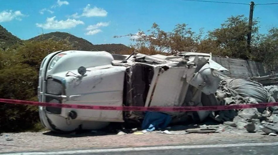 RepInformativo's tweet photo. El aumento de accidentes viales en Puebla alcanza niveles históricos: en cinco años los siniestros crecieron 129%. Especialistas advierten rezagos en infraestructura, educación vial y control urbano. #Puebla #Movilidad #SeguridadVial #Transito https://t.co/EBcerMyCCb https://t.co/pRuZGqqAHV