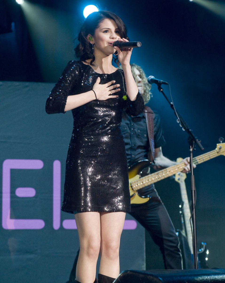 On this day in 2010, @SelenaGomez lit up the stage of the Comic Con in New York City as she performed Naturally and other hits from her newly released album 'Kiss &amp; Tell'! 🤩💫🎤
More pics: gallery.armyofselenagomez.com/Performances/K…
