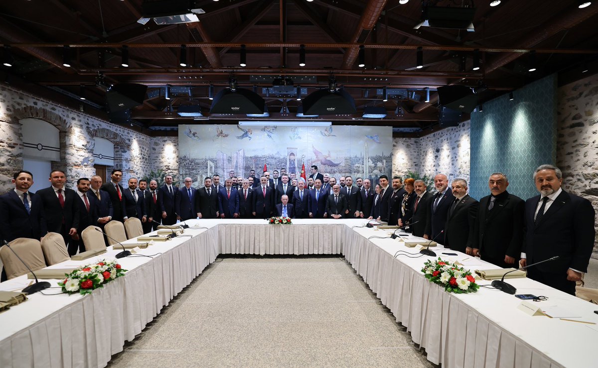 Cumhurbaşkanımız <a href="/RTErdogan/">Recep Tayyip Erdoğan</a>, Anadolu Aslanları İş Adamları Derneği (ASKON) Yönetim Kurulu üyelerini Cumhurbaşkanlığı Dolmabahçe Çalışma Ofisi'nde kabul etti.