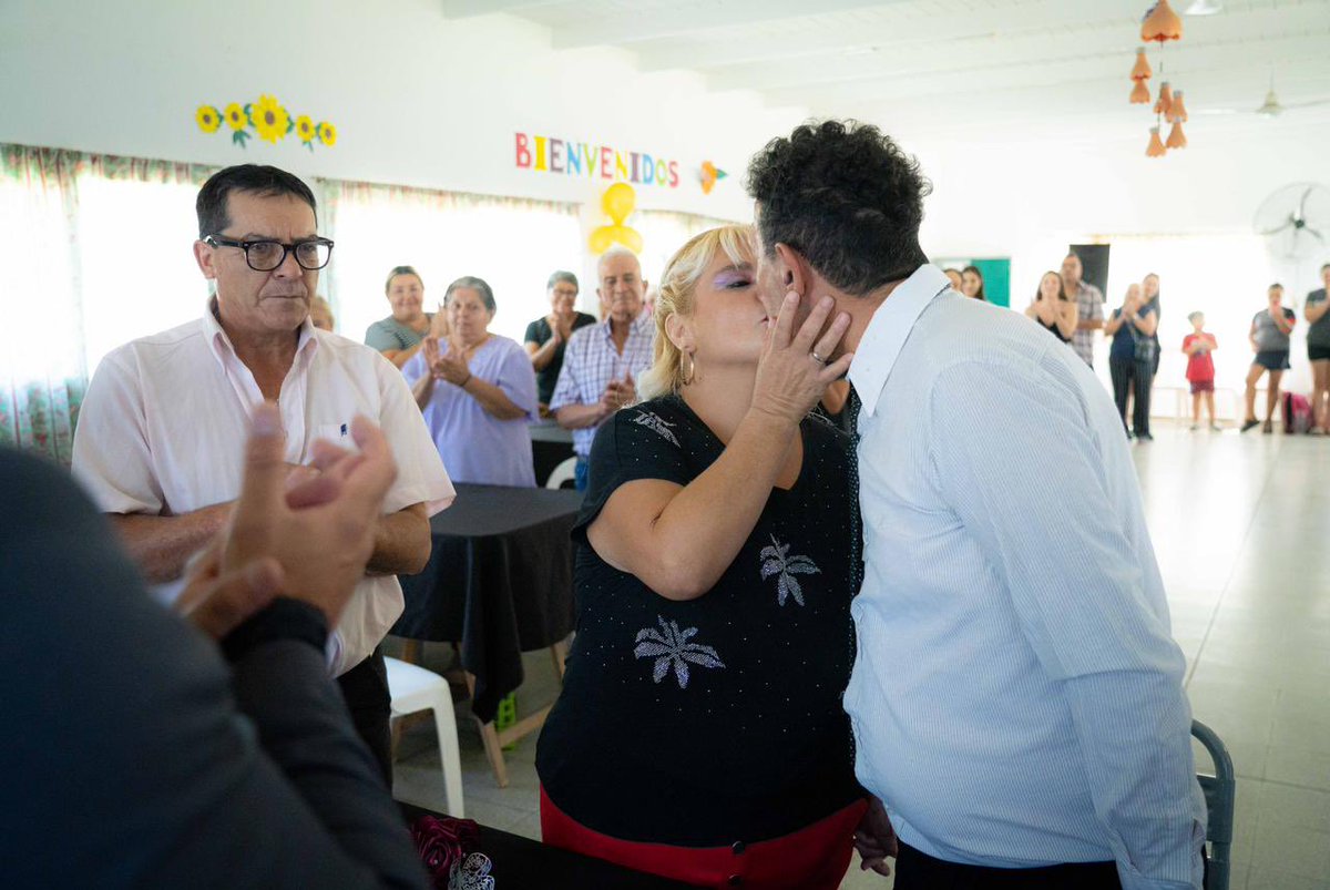 miguelsiciliano's tweet photo. ¡QUE SEAN MUY FELICES CRISTINA Y ANDRÉS!

En nuestros barrios suceden cosas maravillosas. Cristina y Andrés se conocieron participando de las actividades comunitarias del #CIPeM de #SolNaciente y hoy se casaron. Cuando hablamos de lugares de encuentro nos referimos a estas cosas: en los clubes, centros vecinales, centros de jubilados y tantas otras instituciones de nuestros barrios sucede la vida, se teje la comunidad. ¡Mis mejores deseos y que sean siempre muy felices!