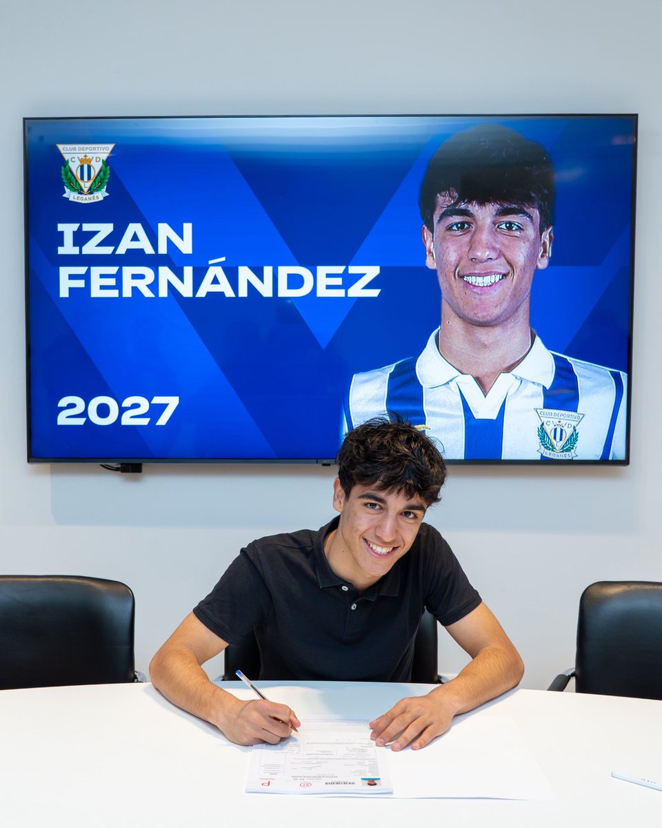✍️⚪️🔵 El canterano Izan Fernández firma su primer contrato profesional con el C.D. Leganés.

#CanteraPepinera ▽