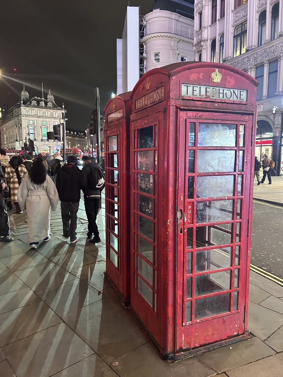 Las cabinas rojas han sido uno de los mayores iconos y símbolos asociados a Londres. Pues bien, es probable que éstas acaben desapareciendo. Lo primero, porque el 99% tenemos móviles. Lo segundo, porque están totalmente abandonadas: pintadas y llenas de basura. Muy triste.
