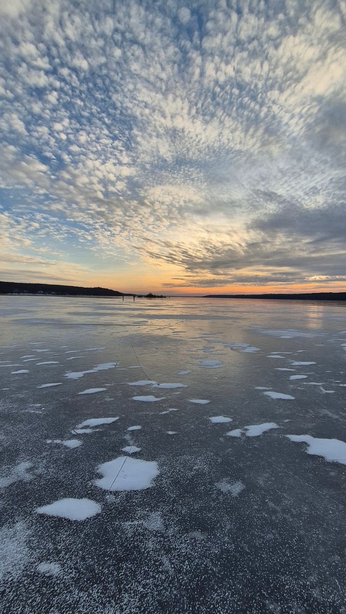 Markus30304's tweet photo. Winter-Finale auf dem Tollensesee. @meteoHRO 
#winter #eis #neubrandenburg #wetter #Klima #mv https://t.co/ITM2PsAe53