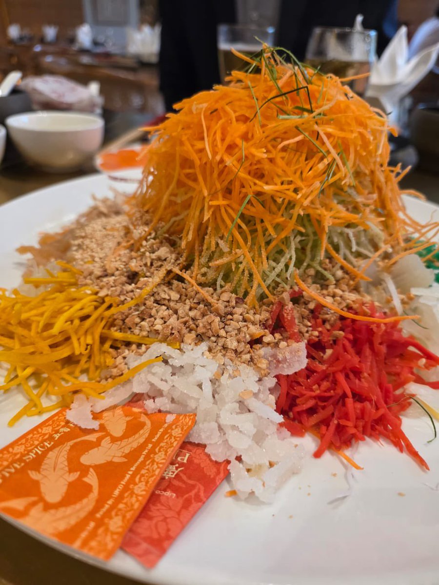 昨日はデリーでインド料理、今日はシンガポールで今年最初の魚生（イーサン🥢

旧正月に行われる食の儀式。

願いを込めて、具材を高く高く持ち上げます。

Aim high 🚀

Gong Xi Fa Cai! 🧧✨
#Denpsi #MingJun #YuSheng #魚生 #Singapore