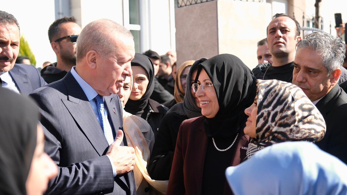 avcanansari's tweet photo. KADEM Vakfımız öncülüğünde, hayırseverlerin destekleriyle yeniden inşa edilen Ataşehir Örnek Mahallesi Merkez Camii’nin ibadete açılışına şahitlik etmek çok kıymetliydi.

Ramazan-ı Şerif’in ilk Cuma namazını  Cumhurbaşkanımız Recep Tayyip Erdoğan’ın katılımıyla eda ettik.

İstanbul’umuza ve mahalle halkına hayırlı olsun. 🤍
#CamilerHepimizin