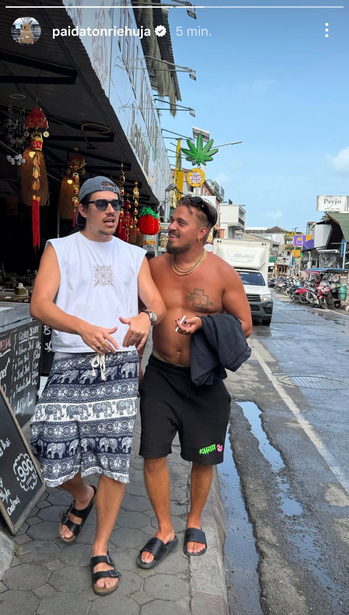 EVERYBODY PANIC NOW! (wtf is this outfit?!)