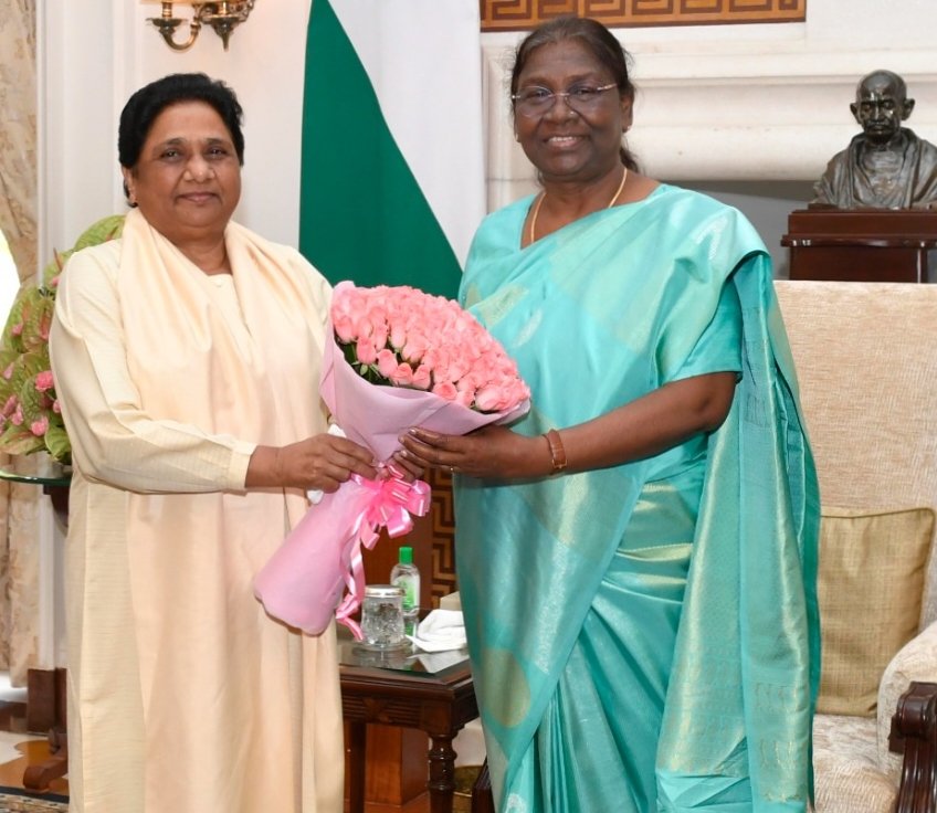 भारत देश में एक ही मुख्यमंत्री ऐसी हुई, जिसके राज में शिक्षा Free हुई, जिसके राज में छोटी से छोटी और बड़ी से बड़ी डिग्री, छात्र छात्राओं ने बिल्कुल फ्री की। आदरणीय बहन कुमारी मायावती जी 🇪🇺 <a href="/Mayawati/">Mayawati</a> <a href="/AnandAkash_BSP/">Akash Anand</a>