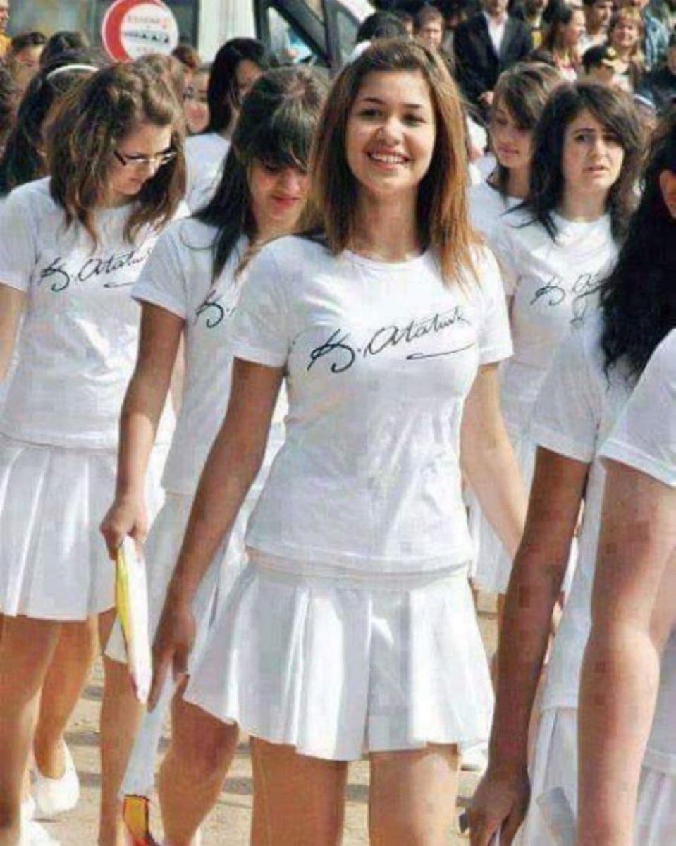 A R A P L A Ş M A Y A C A Ğ I Z 🇹🇷

Çünkü mesele halklar değil; otoriterlik, siyasal din ve biat düzeni.
Bu modelin egemen olduğu her yerde yoksulluk, şiddet ve acı var.
Türkiye’nin yolu akıl, hukuk ve özgürlüktür. #Afganistan #Iran